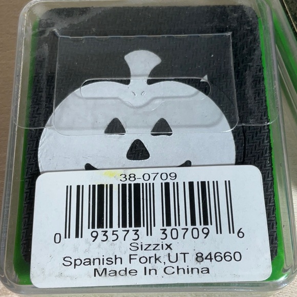 Sizzix Bundle of 4 Green dies - Jack O Lantern, Apple, Leaf #1 & Leaf #2 Tiny - Picture 4 of 7